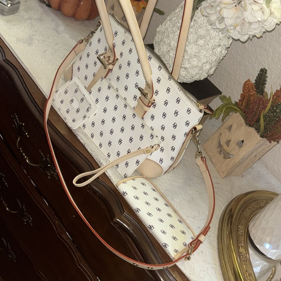 Dooney Bourke vintage 4 pc. MINT set monogram collectable bag  all accessories - Picture 6 of 13